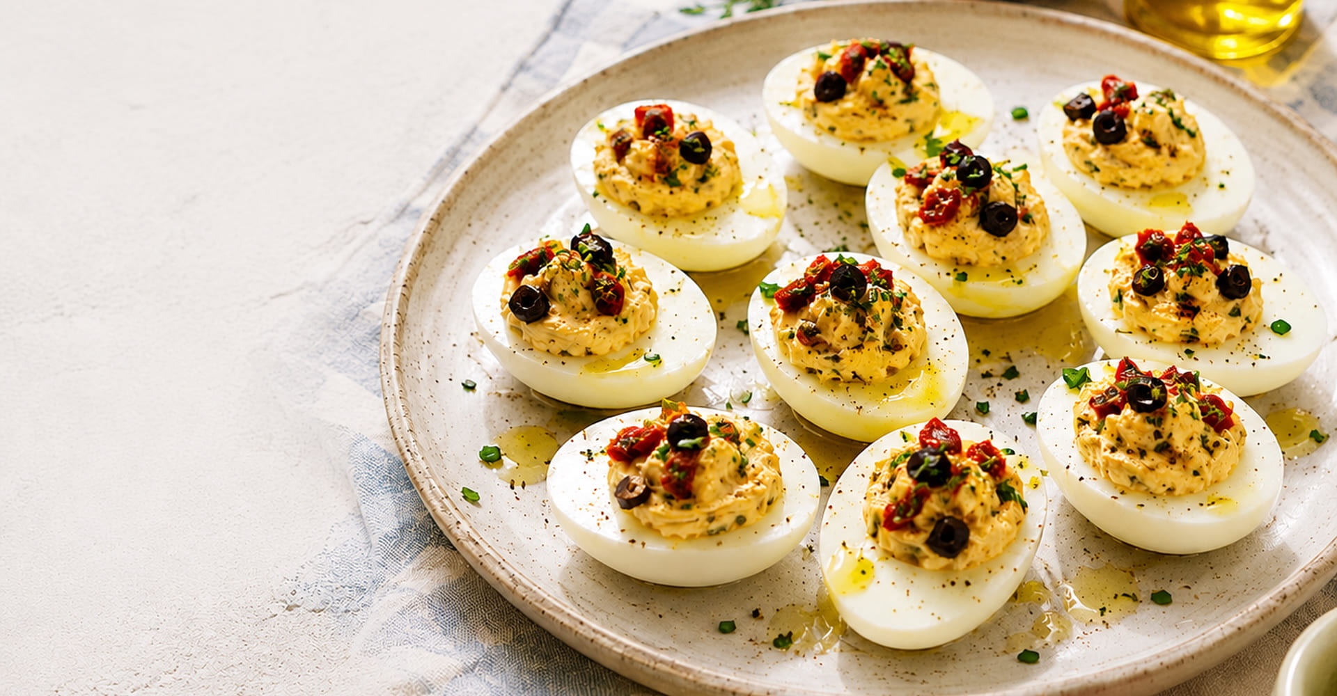 Ovos Recheados Mediterrânicos: A receita fresca que sabe a verão.
